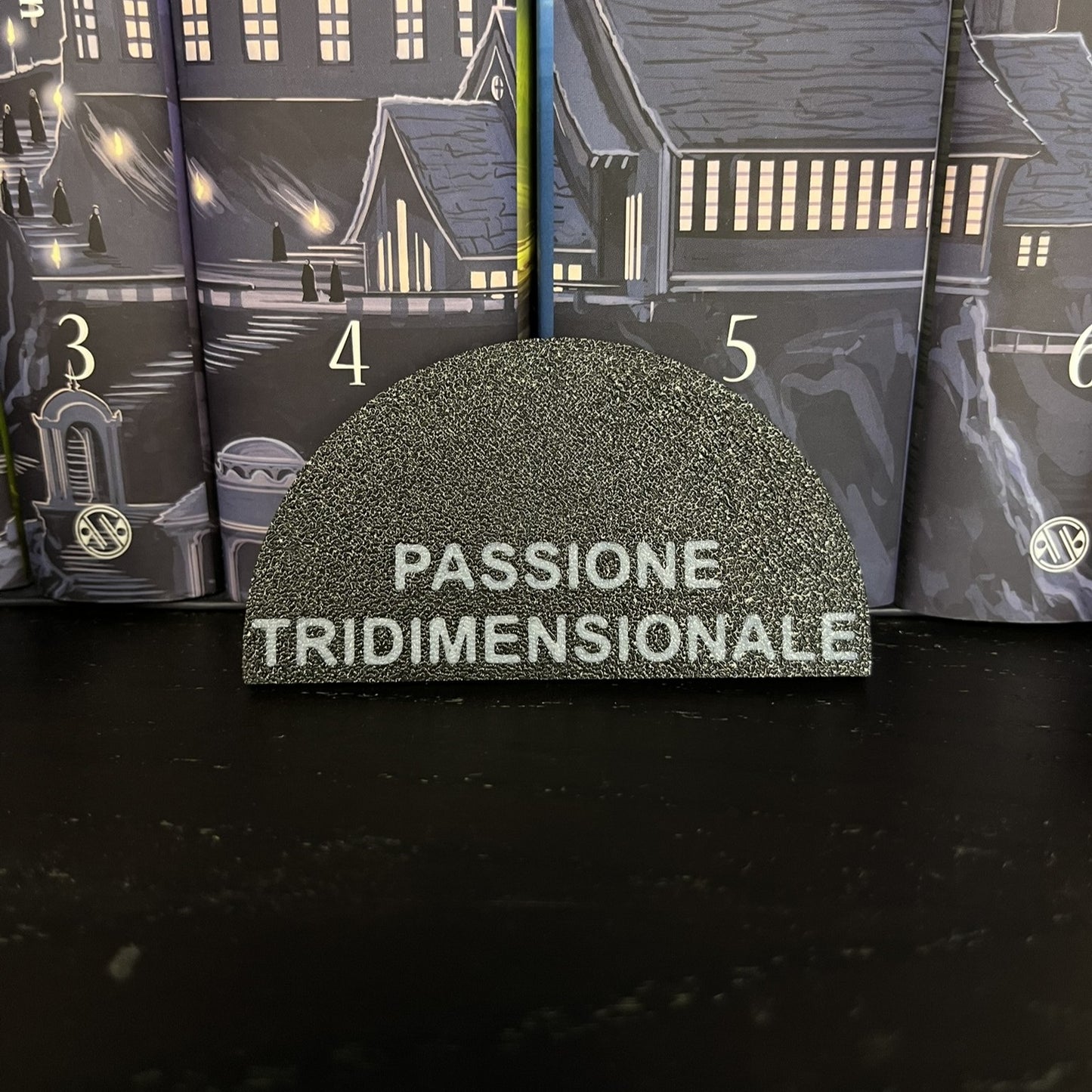 PikaMalfoy – Pikachu versione Draco Malfoy con carta personalizzata e base d’esposizione