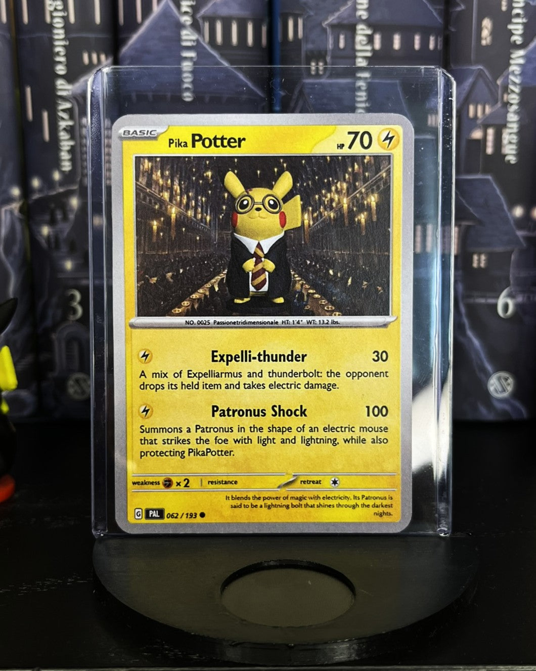 PikaPotter – Pikachu Harry Potter in versione mago con carta personalizzata e base