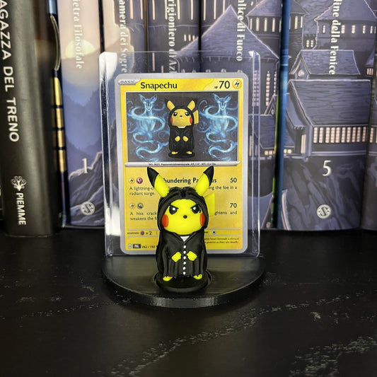 Snapechu – Pikachu Severus Piton con carta personalizzata e base d’esposizione