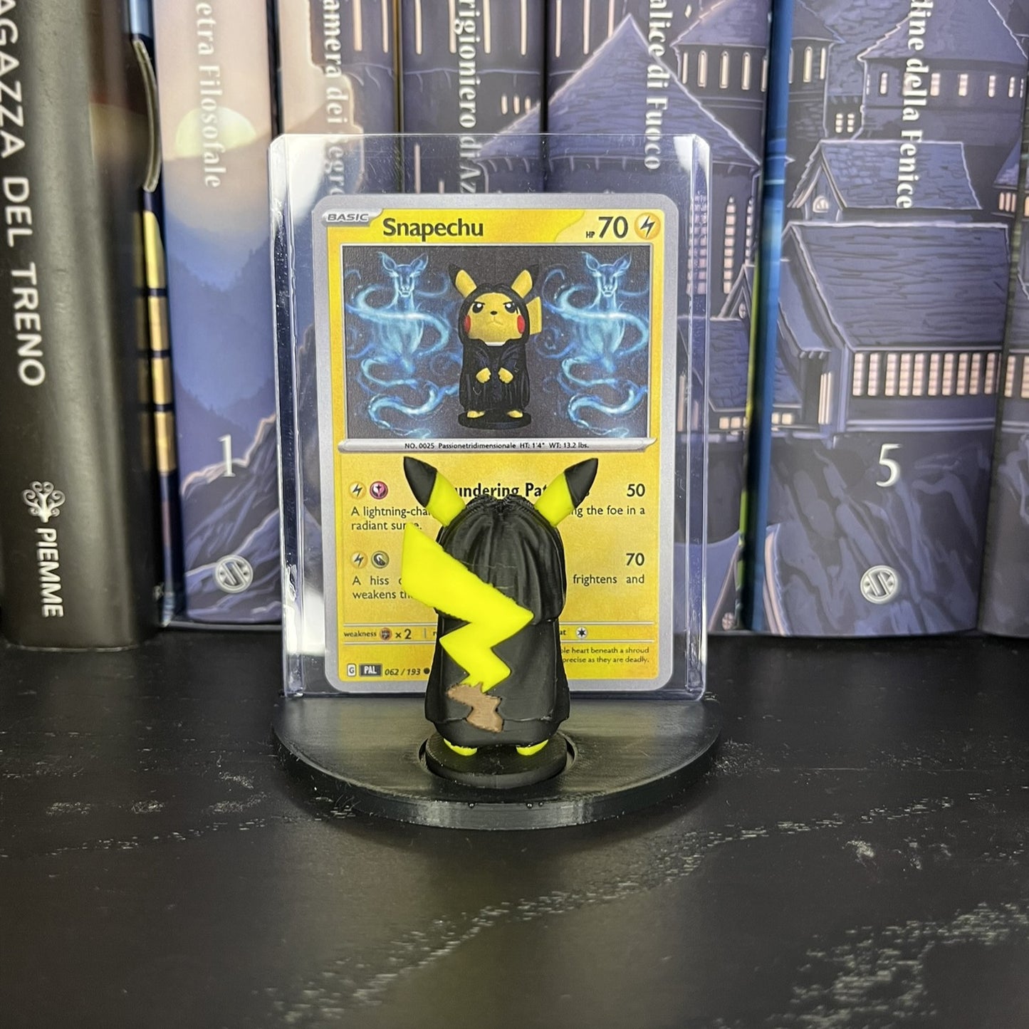 Snapechu – Pikachu Severus Piton con carta personalizzata e base d’esposizione
