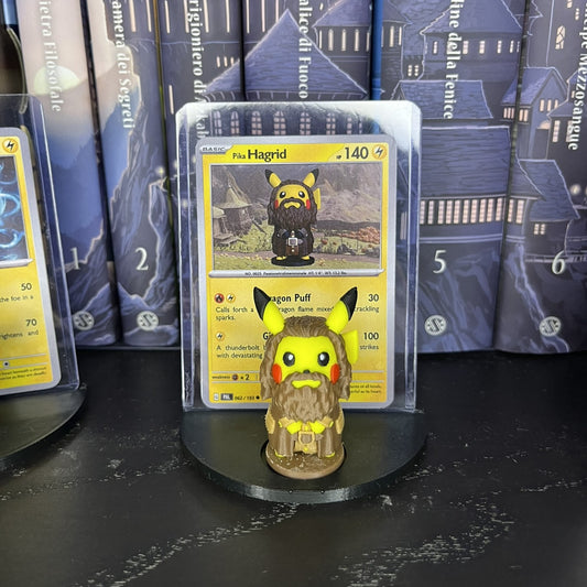PikaHagrid – Pikachu versione Hagrid con carta personalizzata e base d’esposizione