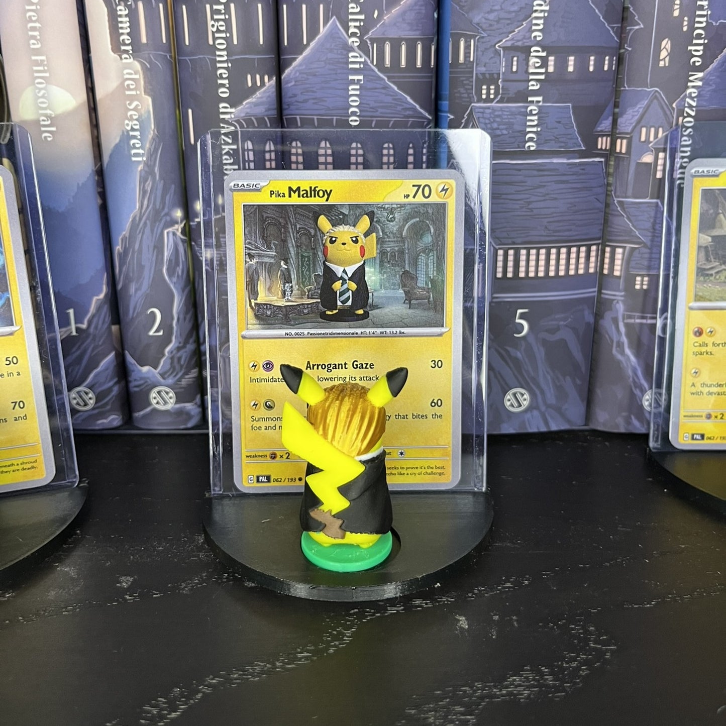 PikaMalfoy – Pikachu versione Draco Malfoy con carta personalizzata e base d’esposizione